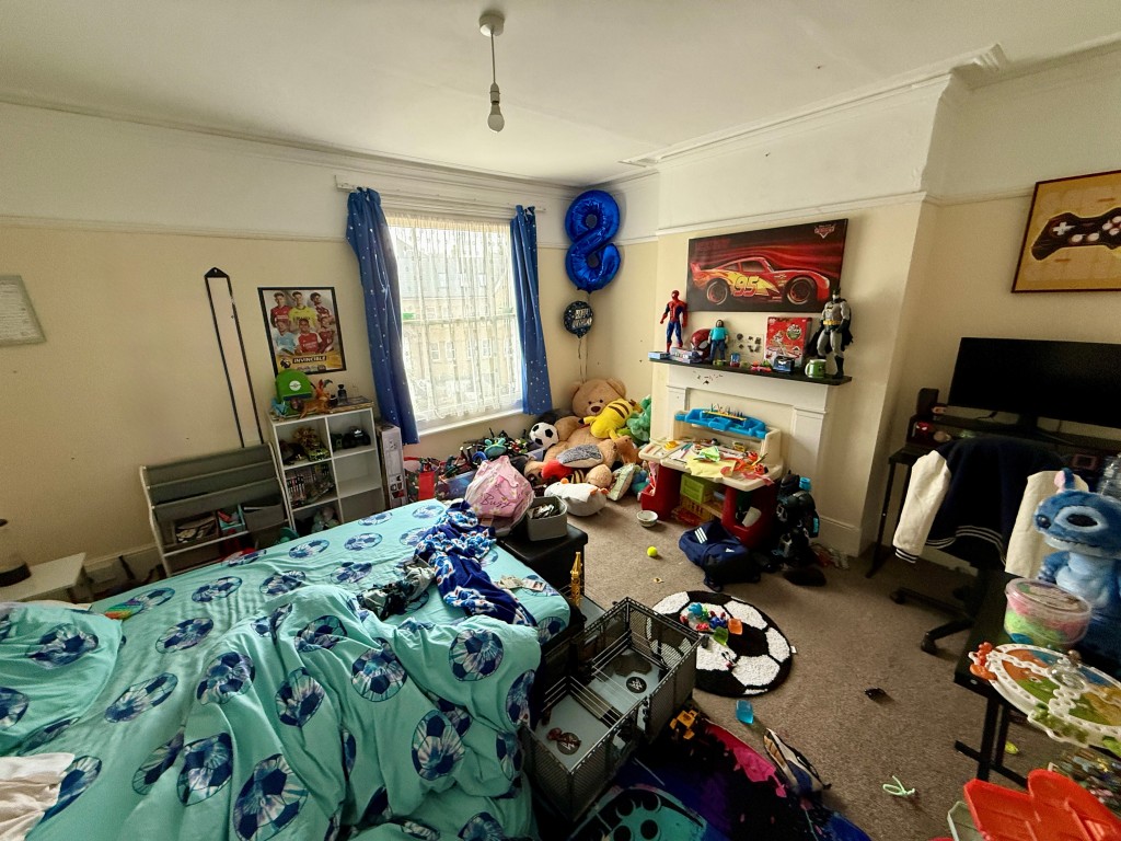 Lot: 125 - FREEHOLD BLOCK OF FOUR FLATS FOR INVESTMENT - Flat 5a - Bedroom two